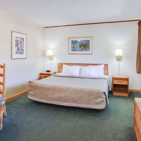 Super 8 Beachfront By Wyndham Mackinaw City, Mi Екстер'єр фото