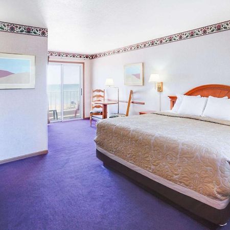 Super 8 Beachfront By Wyndham Mackinaw City, Mi Екстер'єр фото