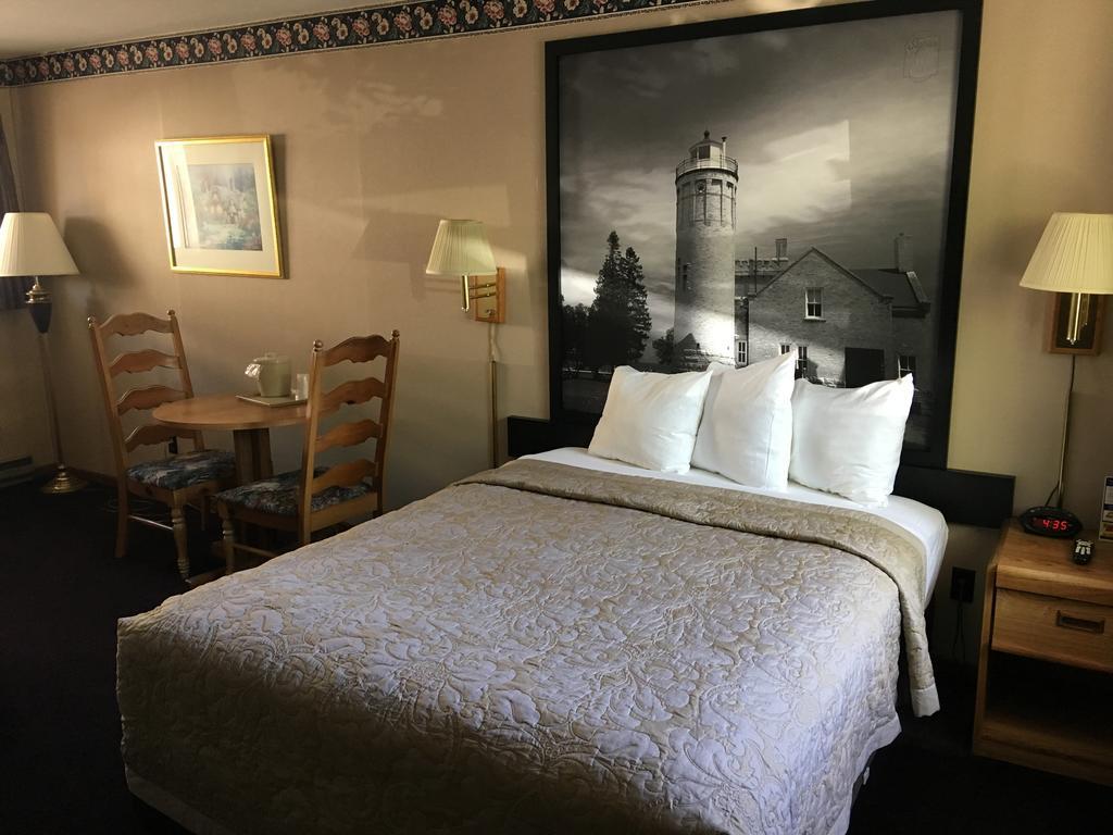 Super 8 Beachfront By Wyndham Mackinaw City, Mi Екстер'єр фото