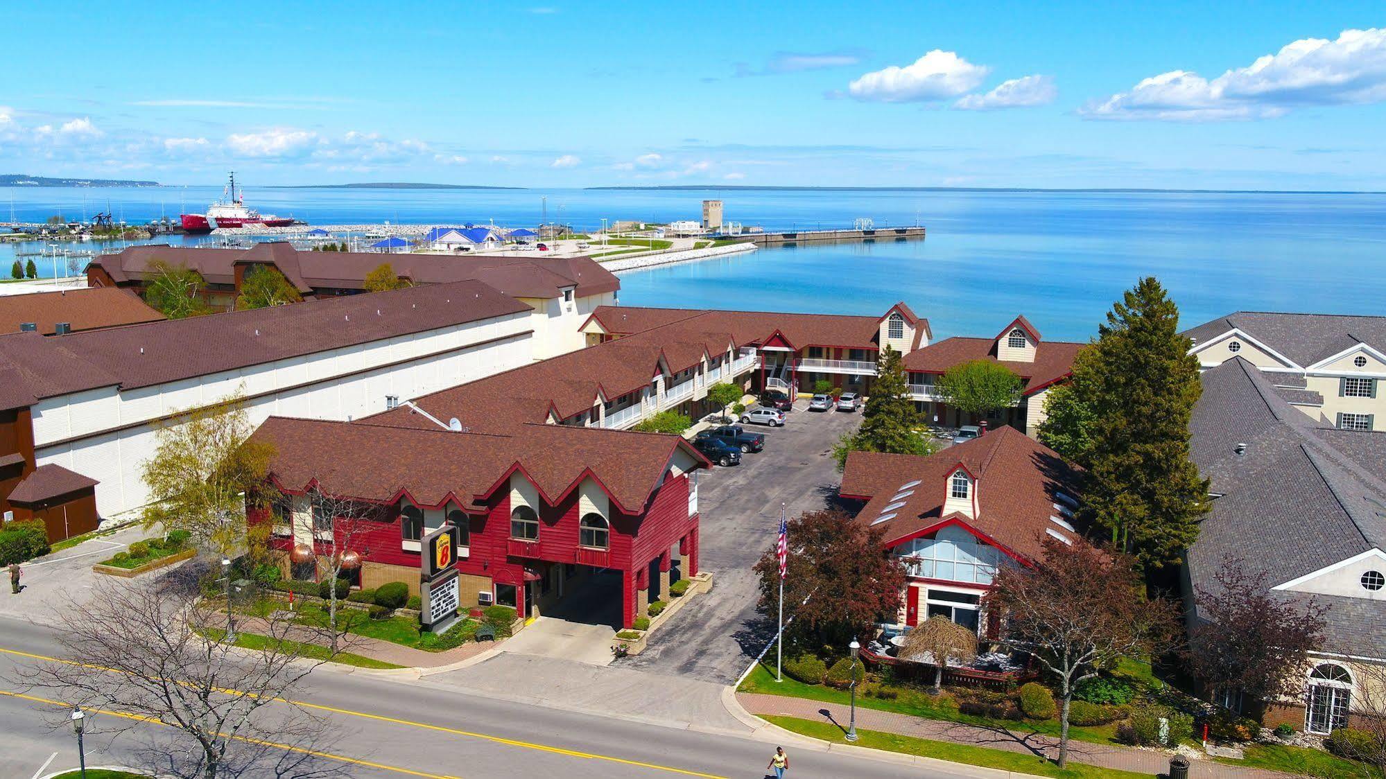 Super 8 Beachfront By Wyndham Mackinaw City, Mi Екстер'єр фото