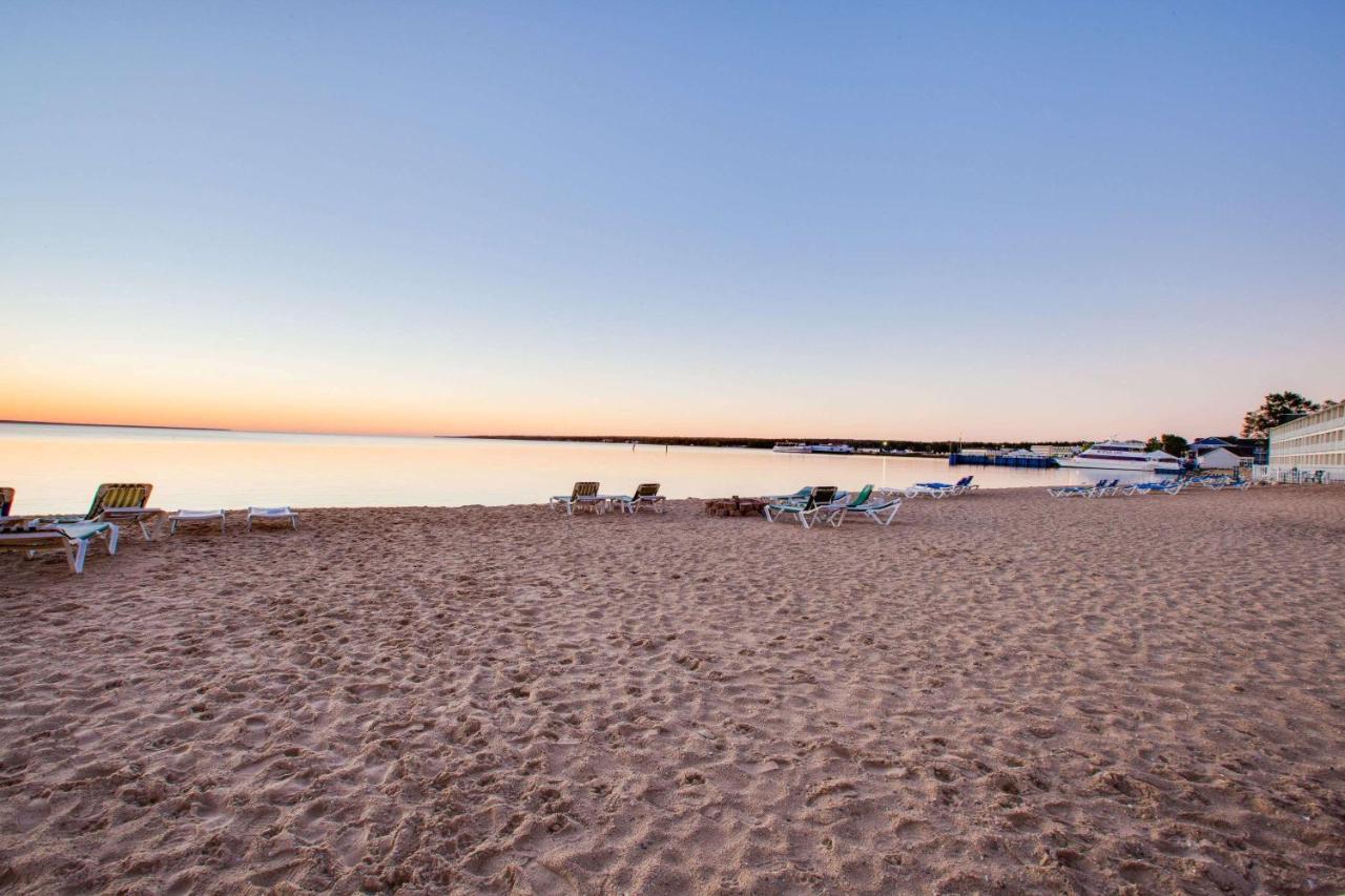 Super 8 Beachfront By Wyndham Mackinaw City, Mi Екстер'єр фото