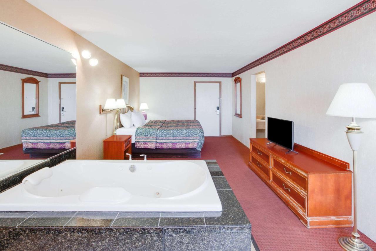 Super 8 Beachfront By Wyndham Mackinaw City, Mi Екстер'єр фото