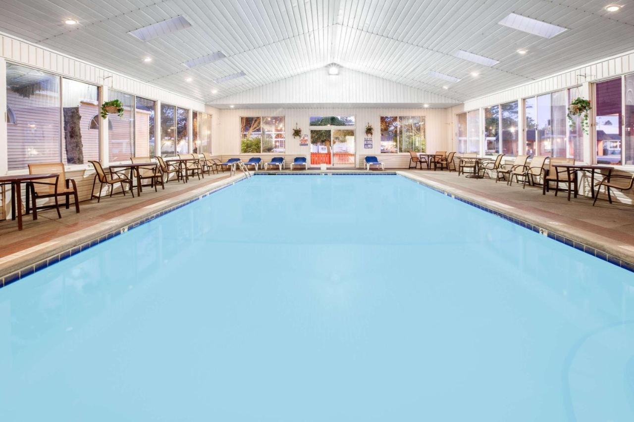 Super 8 Beachfront By Wyndham Mackinaw City, Mi Екстер'єр фото