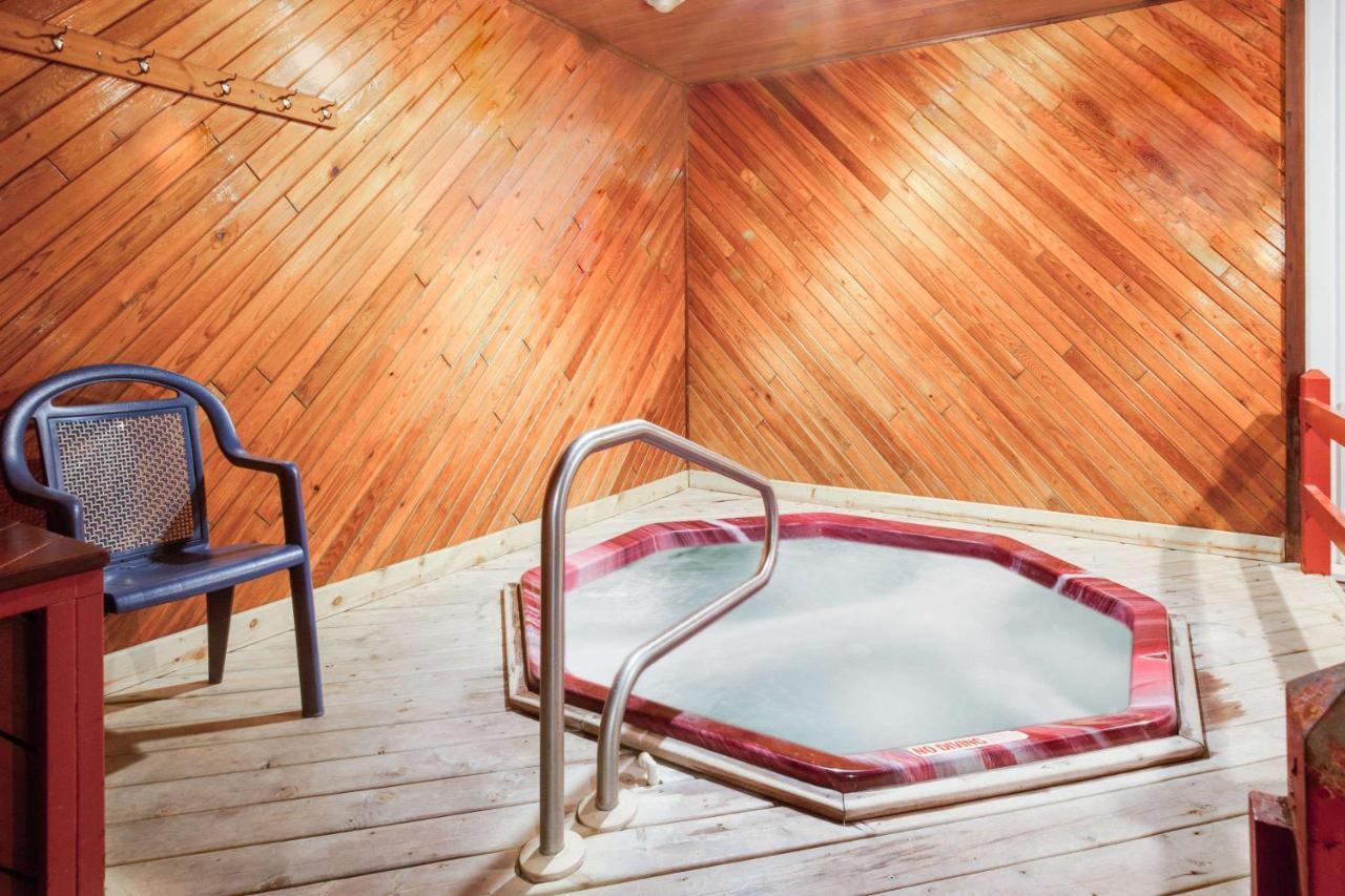 Super 8 Beachfront By Wyndham Mackinaw City, Mi Екстер'єр фото