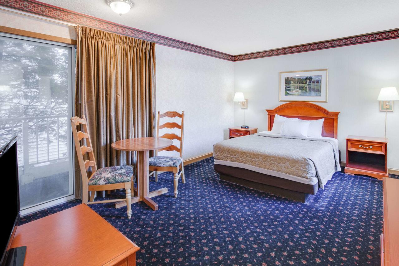 Super 8 Beachfront By Wyndham Mackinaw City, Mi Екстер'єр фото